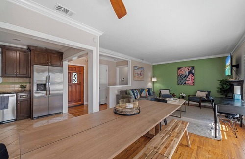 The Plaza House | Ladoga's Hideway, Gorgeous Pool, Game Room, Fire Pit, Private Backyard,BBQ Grill
