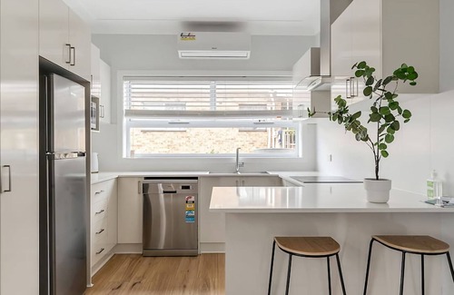 East Corrimal House | Lagoon House Private Pool Pet friendly