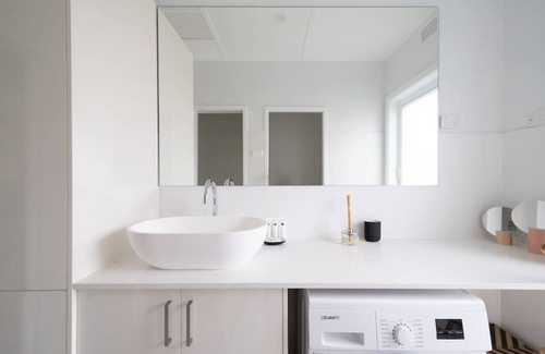 East Corrimal House | Lagoon House - Private Pool & Pet friendly