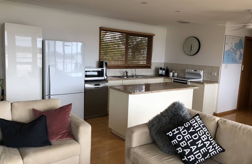 Alexandrina House | Lagoon View Lodge - a waterfront retreat