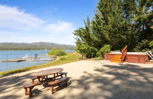 Big Bear Lake House | Lagunita Shores by AvantStay Beautiful Lakefront Mansion w Hot Tub BBQ