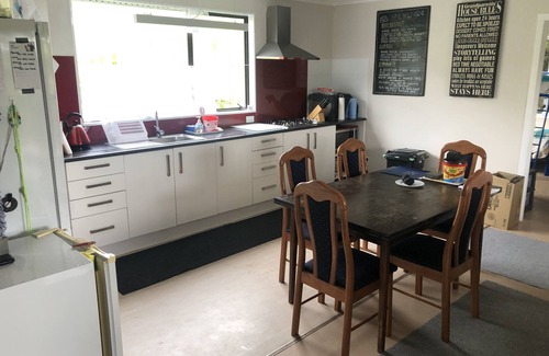 Cable Bay House | Laid Back , Clean, Family accommodation, Pet Friendly.
