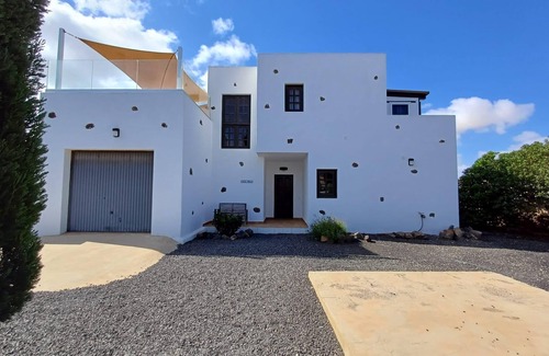 Lajares Villa | Lajares Villa-Sleeps 6-Free Parking-Playground