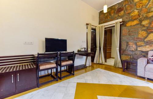 Eklingji Villa | Lake and Hill Pet-friendly 3-BHK Retreat With Private Pool, Bar, Garden, Gazebo & Majestic Aravali Views
