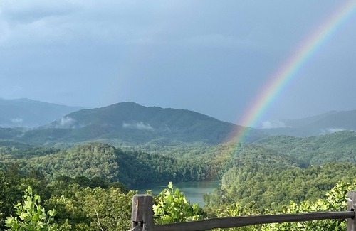 Almond Cottage | Lake and Mtn view! Hot Tub, Pets OK