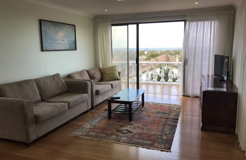 Mount Warrigal House | Lake and Ocean View