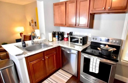 Detroit - Shoreway Apartment | Lake Ave Serenity Suite