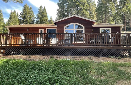 East Shore House | Lake Breeze Cabin: Enjoy spectacular lake views from this quiet, cozy cabin!