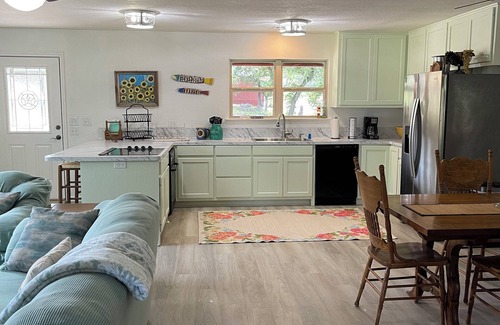 Buchanan Dam House | Lake Buchanan Waterfront B & R Lodge