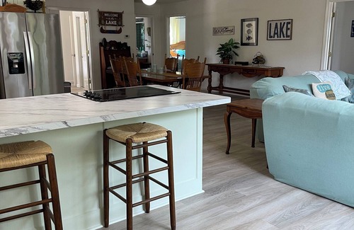 Buchanan Dam House | Lake Buchanan Waterfront B & R Lodge