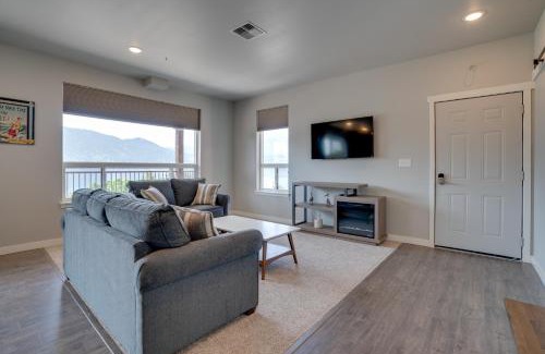 Manson Apartment | Lake Chelan Condo with Resort Pool and Hot Tub!