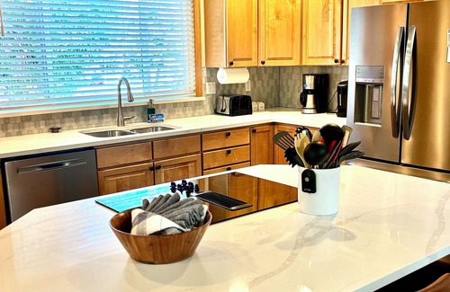 Wapato Point House | Lake Chelan resort: remodeled 4 main suites + bunk room near beach,pool