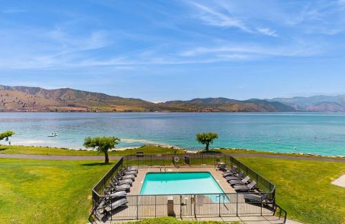 Chelan Apartment | Lake Chelan Shores - Beachfront Splendor 12-5