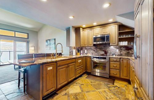 Chelan Apartment | Lake Chelan Shores - Beachfront Splendor 12-5