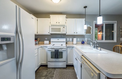 Howell Cottage | Lake Chemung Cottage near Crystal Gardens