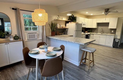 Houston Cottage | Lake Cottage Retreat: A place to find rest- 50% monthly winter discount