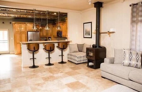 Holiday Island House | Lake Daze - Stylish Home -Walk to Marina