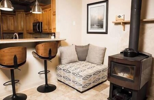 Holiday Island House | Lake Daze - Stylish Home -Walk to Marina