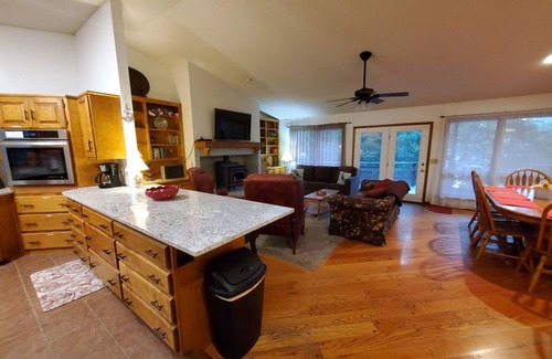 Lost Bridge Village House | Lake Escape-Lakefront-Marina Nearby & Big TV's-Pool Table