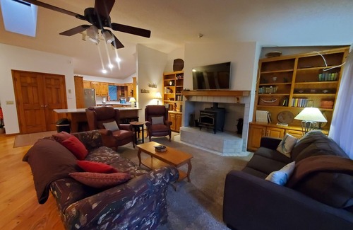 Lost Bridge Village House | Lake Escape-Lakefront-Marina Nearby & Big TV's-Pool Table