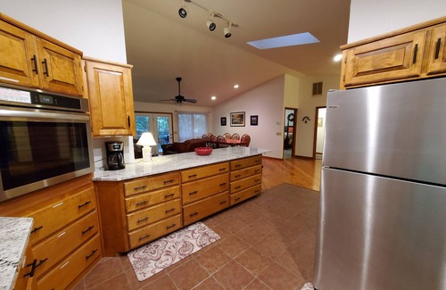 Lost Bridge Village House | Lake Escape-Lakefront-Marina Nearby & Big TV's-Pool Table