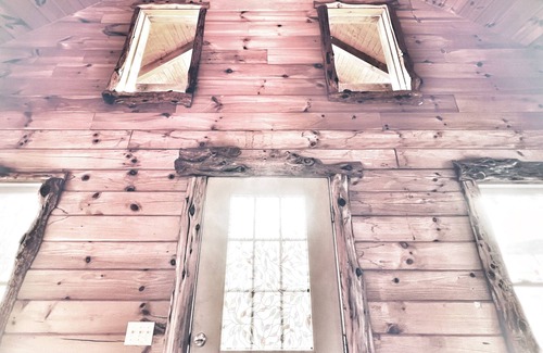 Checotah Cabin | Lake Eufaula Log Cabin with Hot Tub + WiFi