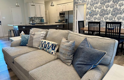 Tool House | Lake Front 4BR + Dock & Paddle Boards, Water front & Sunset Views