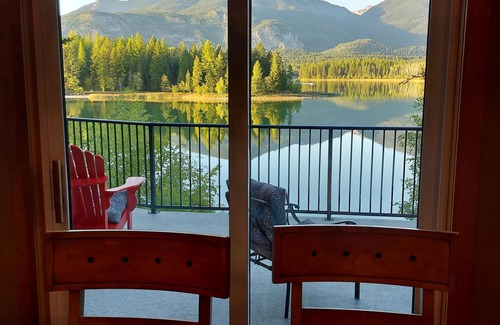 East Kootenay Ski Chalet | Lake front cabin on Tie Lake. Sleeps max 10. Ideal for 2 or 3 familes.