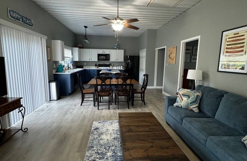 Se Ree House | Lake Front charming 2-bedroom house, at Rough River Lake.