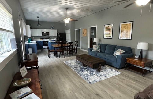 Se Ree House | Lake Front charming 2-bedroom house, at Rough River Lake.