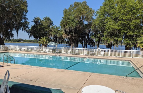 Salt Springs House | Lake front cottage