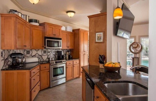 Eureka Springs House | Lake Front, Lake Access, Fire Pit, Sleeps 12
