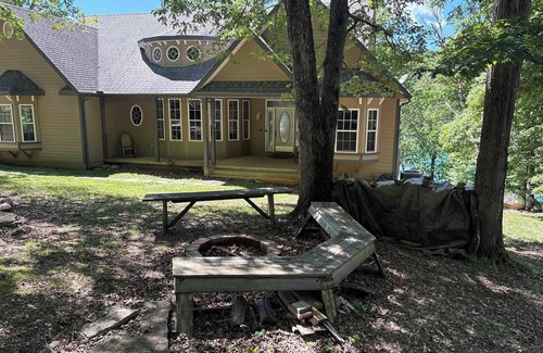 Eureka Springs House | Lake Front, Lake Access, Fire Pit, Sleeps 12