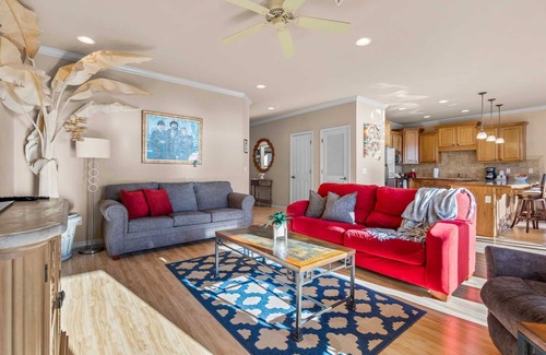 Hollister Condo | Lake Front, Pet-Friendly Luxury Condo - Adjacent Marina, Walk to Lake, Full Kitchen - C3