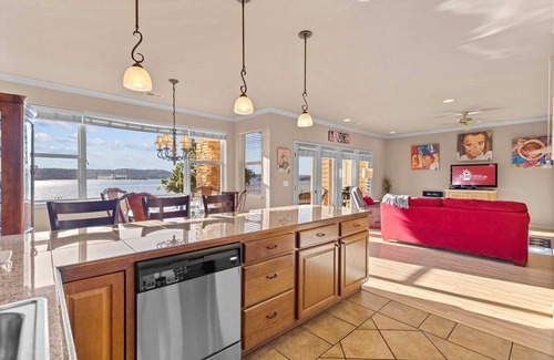 Hollister Condo | Lake Front, Pet-Friendly Luxury Condo - Adjacent Marina, Walk to Lake, Full Kitchen - C3