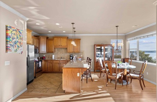 Hollister Condo | Lake Front, Pet-Friendly Luxury Condo - Adjacent Marina, Walk to Lake, Full Kitchen - C3