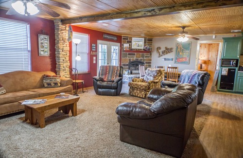 Shawnee House | LAKE FRONT Property; Secluded & Private; Sleeps 18; Located 30 miles from OKC