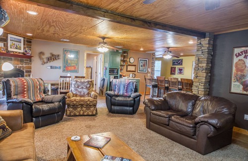 Shawnee House | LAKE FRONT Property; Secluded & Private; Sleeps 18; Located 30 miles from OKC