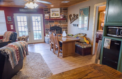 Shawnee House | LAKE FRONT Property; Secluded & Private; Sleeps 18; Located 30 miles from OKC