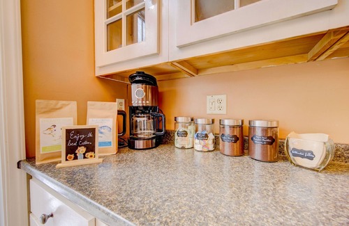 Bucksport Cottage | Lake Front-Spa Tub-Fire Pit-Full Kitchen-Canoe