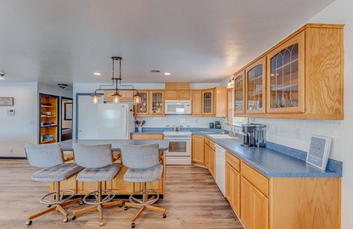 Copeland House | Lake Front With shared Boat Dock and private hot tub