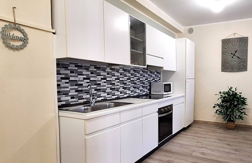 Lazise Apartment | Lake Garda large two-room apartment with wi-fi smart TV air conditioning outdoor table