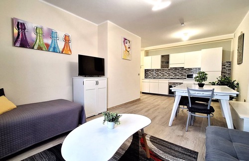 Lazise Apartment | Lake Garda large two-room apartment with wi-fi smart TV air conditioning outdoor table