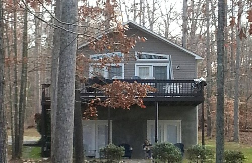 Valentines House | Lake Gaston Waterfront Cottage Sleeps 6 with private Boathouse