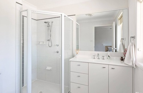 Mannering Park House | Lake Getaway - Stay 2 nights, get 1 night free!