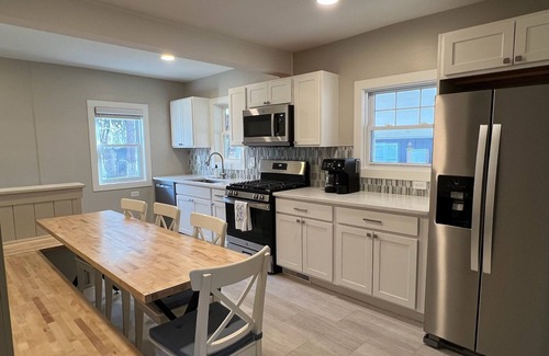 Norton Shores House | Lake Harbor Haven.a charming 3BR house with AC, WiFi across from Maranatha.