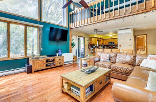 Lake Harmony House | Lake Harmony Resort Home with Deck and Fire Pit!