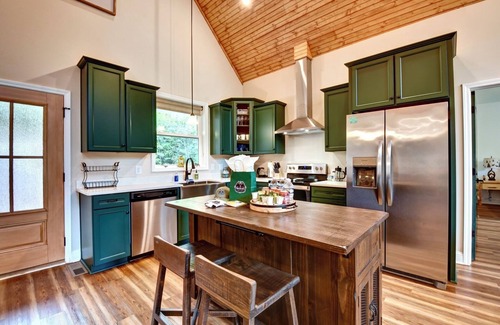 Fair Play Cottage | Lake Hartwell Cottage w/Fire Pit: Near Clemson!