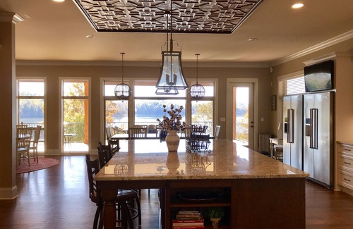 Six Mile House | Lake Holidays, Reunions, Families, Friends, Weekends, Golfers, Bikers, Clemson.