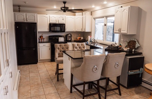 Trumbull House | Lake house cozy to relax with a family. 6 bedroom very spacious house.